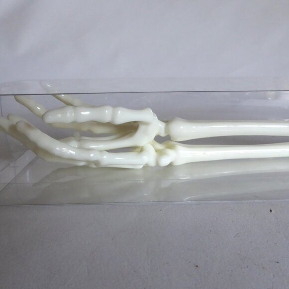 NEW 13” HALLOWEEN PLASTIC SKELETON ARM HANDS SERVING UTENSILS TONG SET - Picture 5 of 8